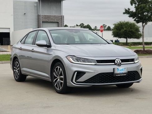 Used 2025 Volkswagen Jetta SE FWD image 3