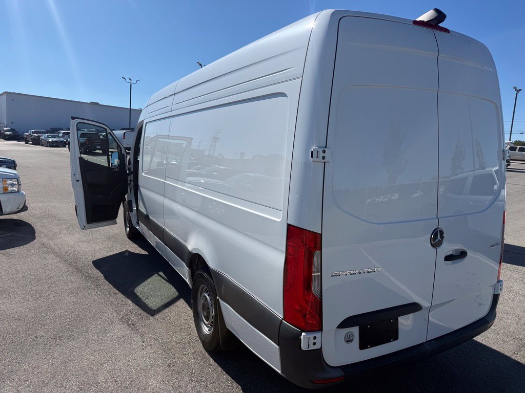 Used 2024 Mercedes-Benz Sprinter 2500 image 3
