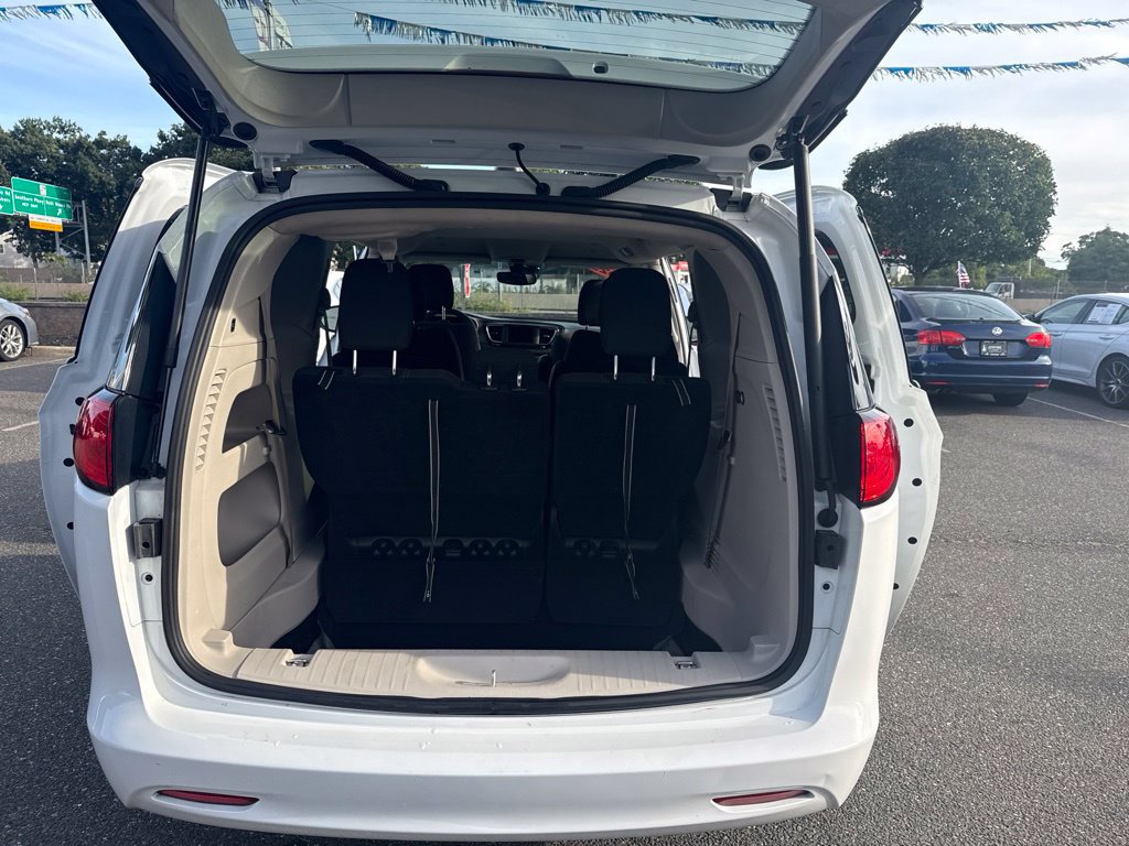 Used 2023 Chrysler Voyager LX FWD image 12