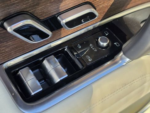 Used 2025 Land Rover Range Rover SE image 15