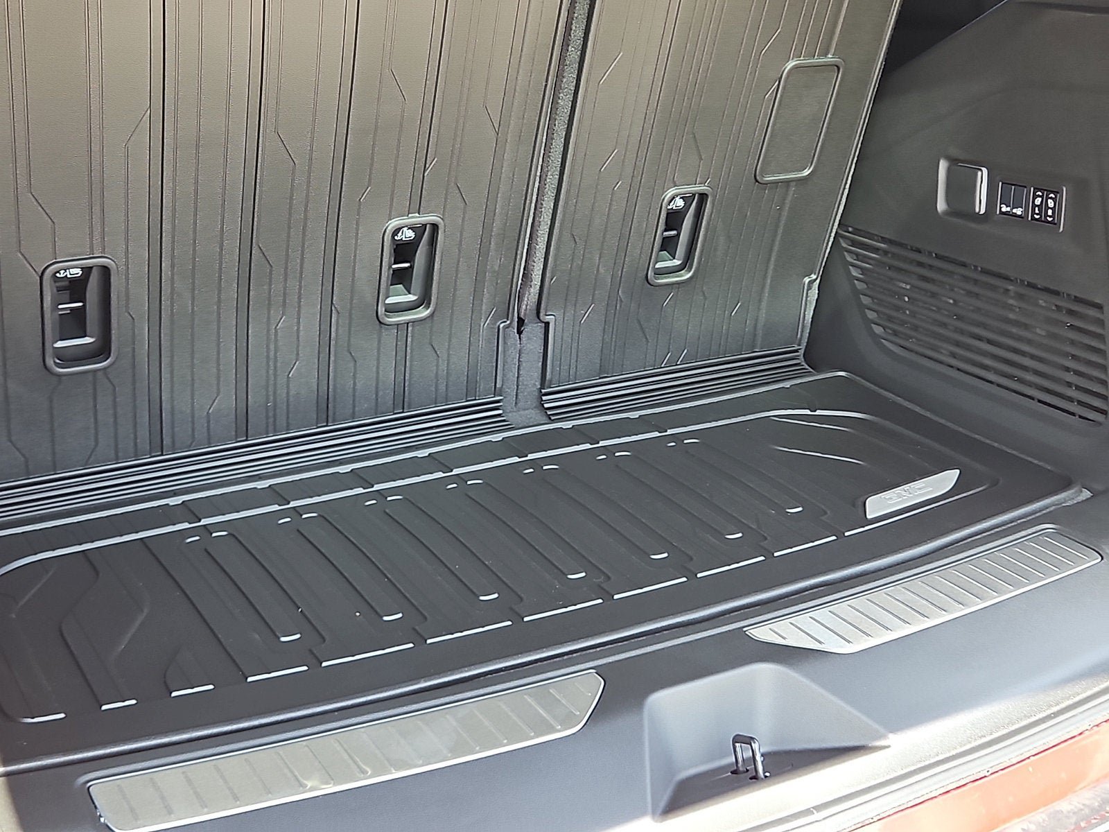 New 2026 GMC Yukon Denali w/ Sun & Power Step Package RWD image 9