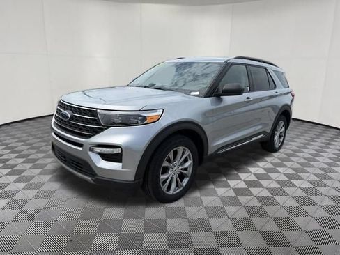 Used 2023 Ford Explorer XLT w/ Equipment Group 202A AWD/4WD image 13