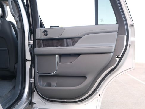 Used 2019 Lincoln Navigator Select w/ Technology Package image 24