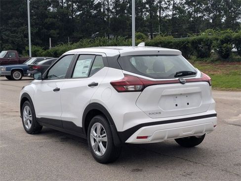 New 2025 Nissan Kicks Play S image 5