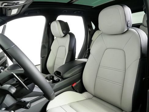 New 2026 Porsche Cayenne AWD image 5