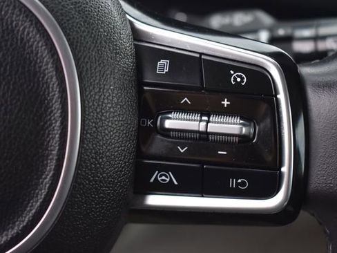 Certified 2024 Kia Carnival LX image 28