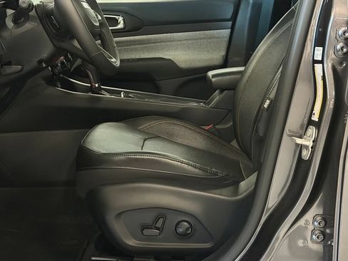 Used 2023 Jeep Compass Latitude w/ Sun and Sound Group AWD/4WD image 11