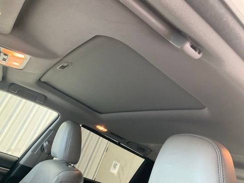 Used 2017 Toyota Highlander Limited FWD image 6