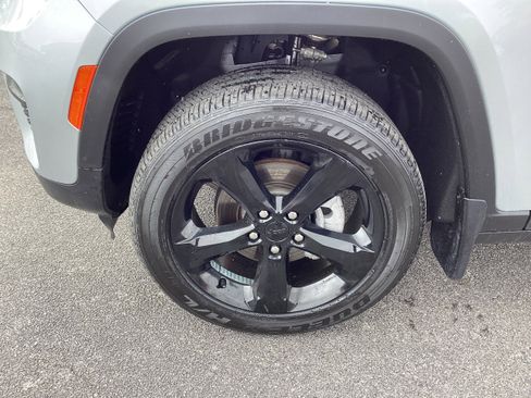 Used 2024 Jeep Grand Cherokee Altitude image 9