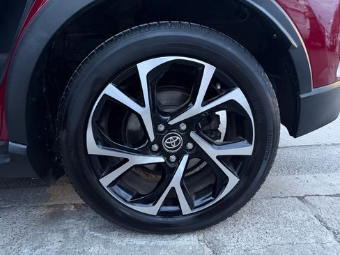 Used 2019 Toyota C-HR XLE FWD image 18