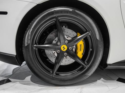 Used 2017 Ferrari F12 Berlinetta RWD image 17