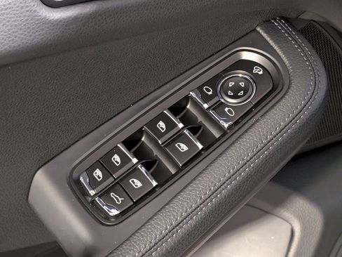 Certified 2025 Porsche Macan image 20