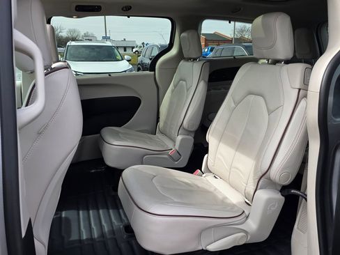 Used 2020 Chrysler Pacifica Limited image 32