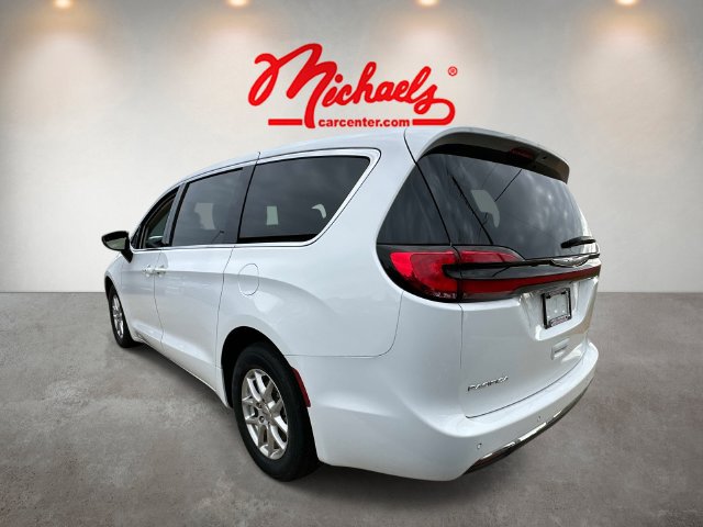 Used 2024 Chrysler Pacifica Touring-L FWD image 4