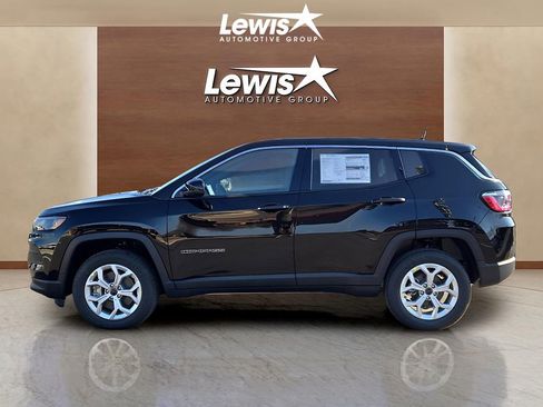 Used 2025 Jeep Compass Sport image 3