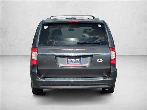 Used 2016 Chrysler Town & Country Touring FWD image 6
