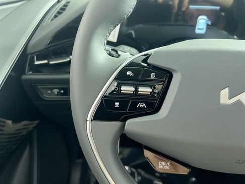 Certified 2025 Kia Niro EX Touring FWD image 18