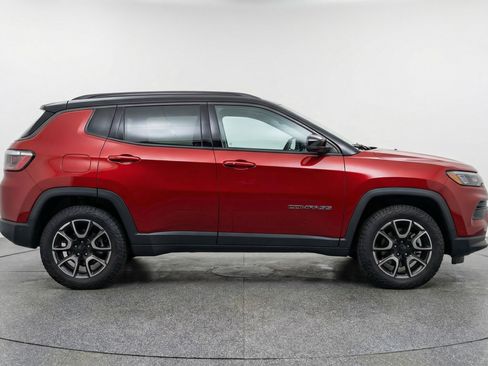 Used 2025 Jeep Compass Trailhawk image 11