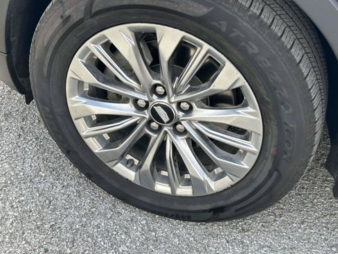Used 2025 Cadillac XT4 Premium Luxury FWD image 9
