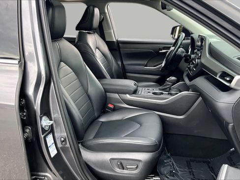 Used 2021 Toyota Highlander XLE AWD/4WD image 9