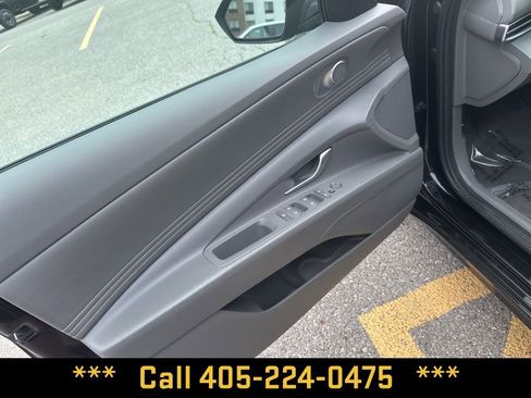 Used 2025 Hyundai Elantra SEL FWD image 22