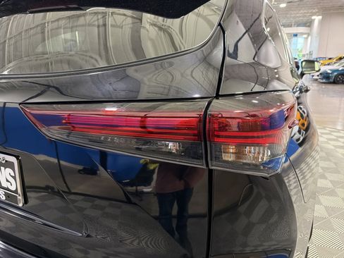 Used 2024 Toyota Highlander XLE AWD/4WD image 18