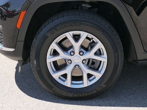Used 2023 Jeep Grand Cherokee L Limited w/ Luxury Tech Group II RWD image 8