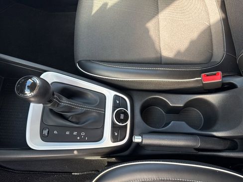 Used 2022 Hyundai Venue Limited image 31