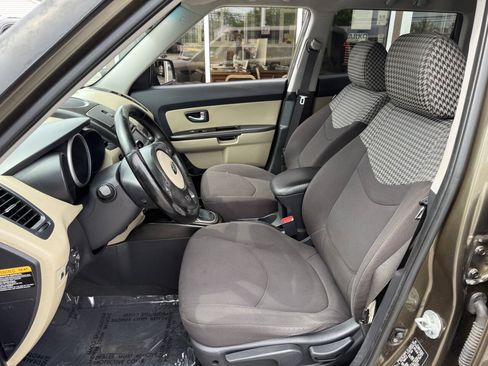 Used 2013 Kia Soul ! FWD image 11