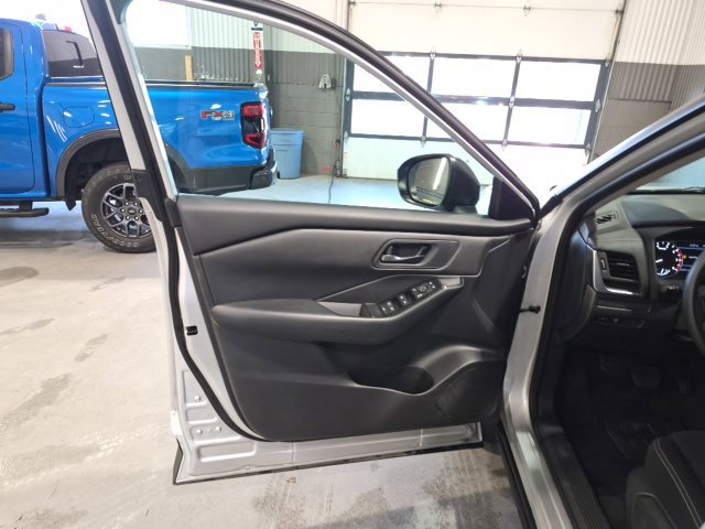 Used 2025 Nissan Rogue S AWD/4WD image 10