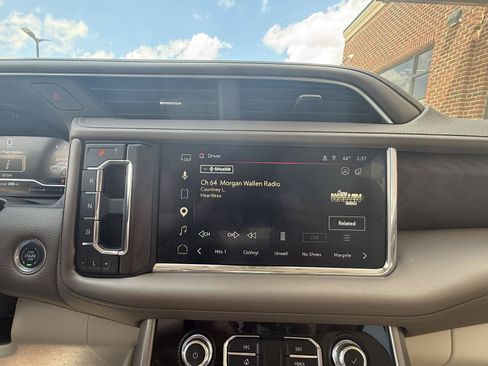 Used 2023 GMC Yukon XL Denali w/ Denali Reserve Package AWD/4WD image 4