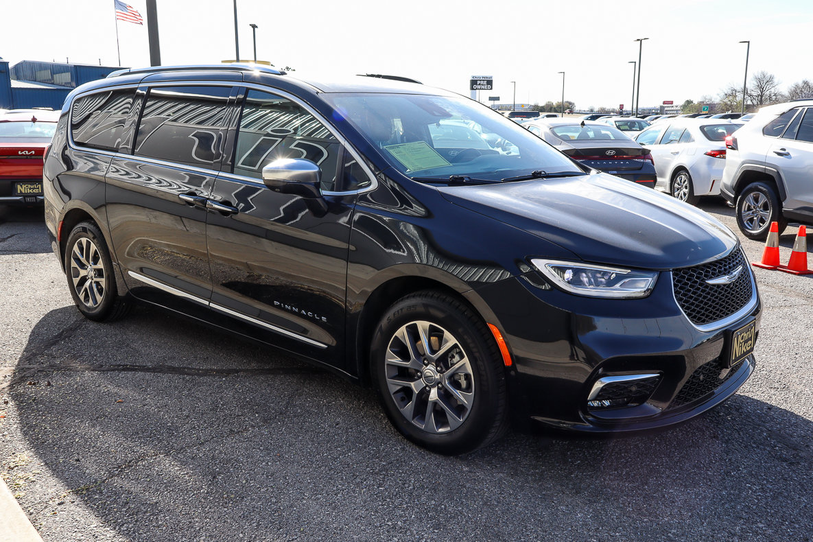 Used 2024 Chrysler Pacifica Pinnacle FWD image 3