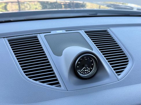 Used 2025 Porsche Macan AWD/4WD image 18