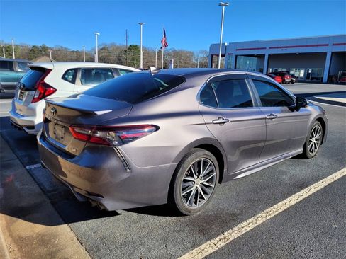 Used 2022 Toyota Camry SE image 8