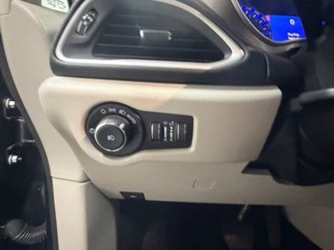 Used 2023 Chrysler Pacifica Touring-L FWD image 19