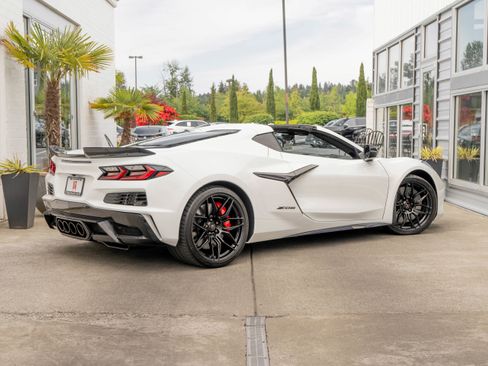 Used 2024 Chevrolet Corvette Z06 w/ Stealth Interior Trim Package RWD image 7
