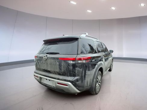 Used 2024 Nissan Pathfinder SL w/ Black Appearance Package image 4