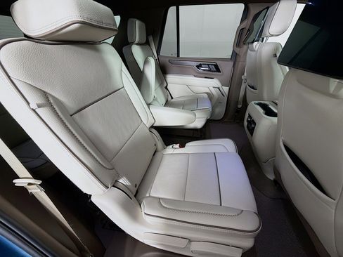 Used 2025 GMC Yukon Denali w/ Denali Reserve Package image 30