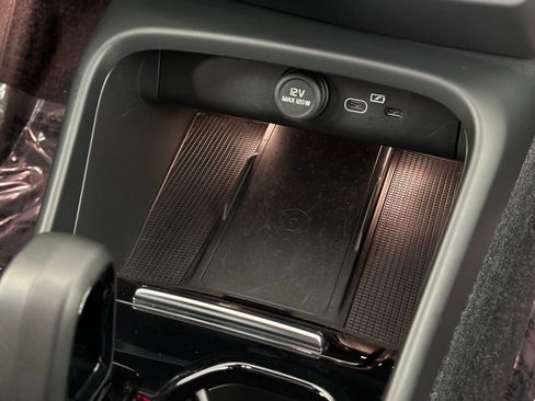 Used 2023 Volvo XC40 Recharge Plus image 16