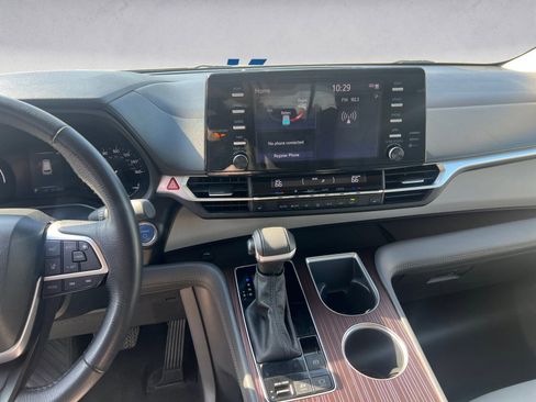 Used 2024 Toyota Sienna XLE image 11