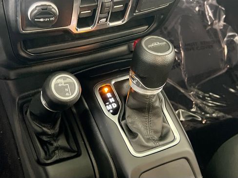 Used 2022 Jeep Gladiator Willys image 17