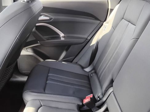 Used 2025 Audi Q5 Premium w/ Convenience Package image 21