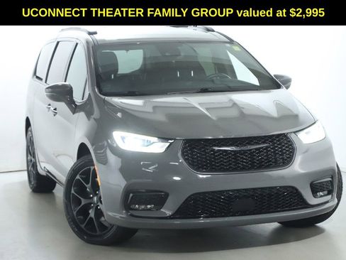 Used 2021 Chrysler Pacifica Touring-L w/ Uconnect Theater Family Group image 3