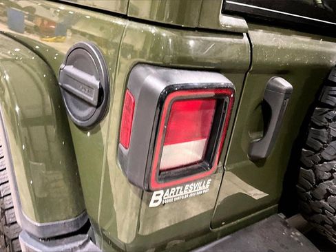 Used 2022 Jeep Wrangler Unlimited Rubicon w/ Cold Weather Group image 25