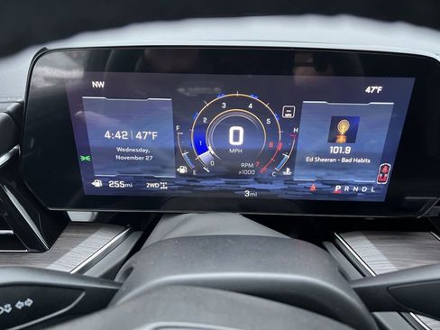 Used 2025 Chevrolet Suburban Z71 w/ Comfort Package image 12