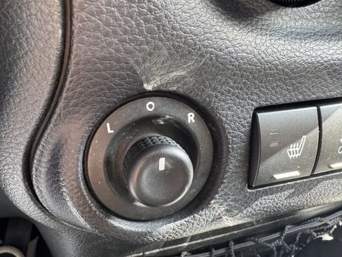 Used 2015 Jeep Wrangler Unlimited Sahara AWD/4WD image 30