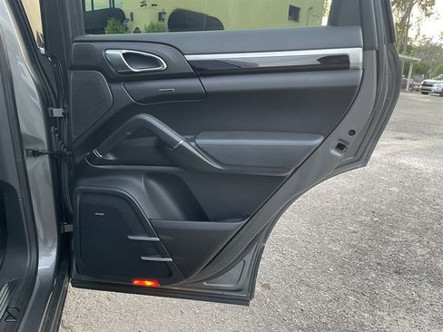 Used 2014 Porsche Cayenne Diesel Platinum Edition image 37