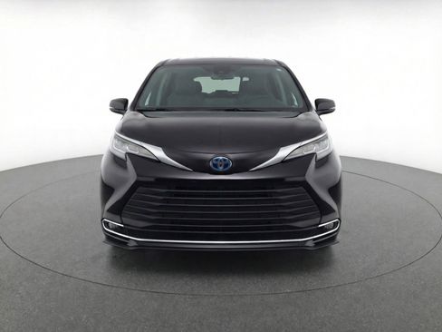 Used 2024 Toyota Sienna XLE image 2