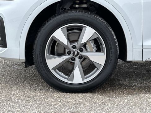 Used 2023 Audi Q5 2.0T Premium w/ Convenience Package image 9