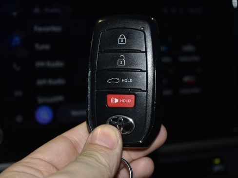 Used 2025 Toyota Camry SE image 17